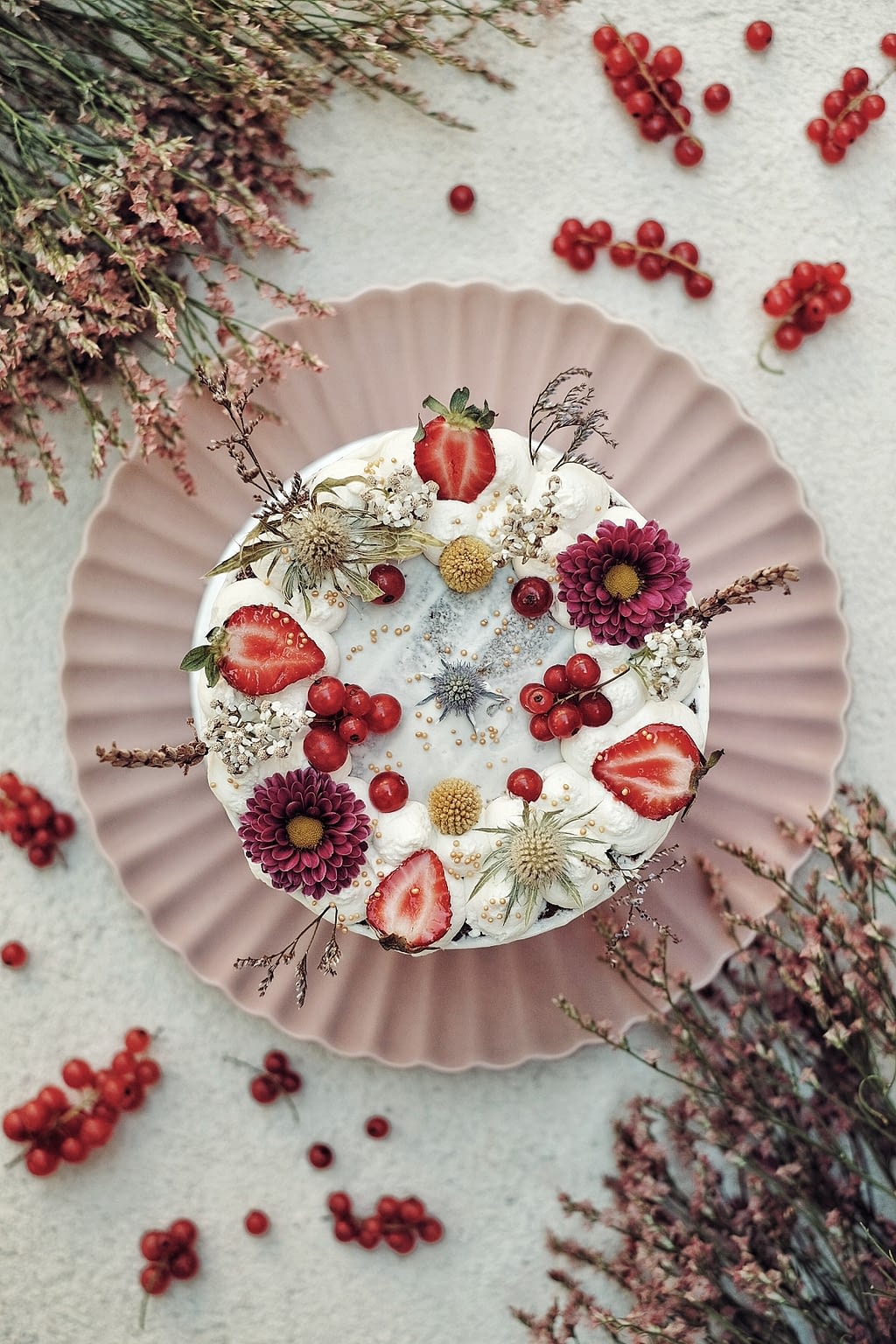 Gâteau fleuri en couronne de fruits